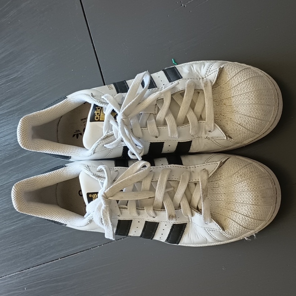 Adidas tennis shoes SZ: 9.5